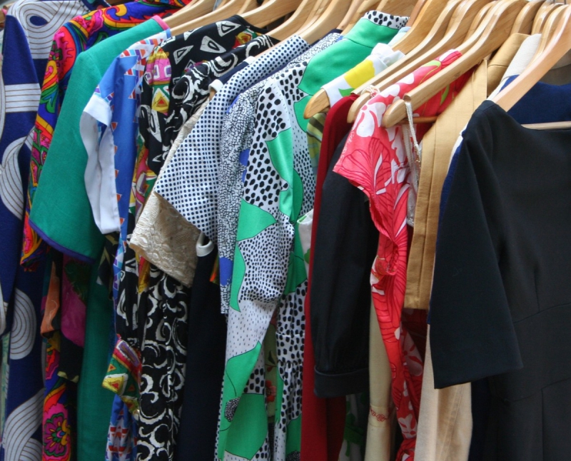 magasin-MONS-min_dresses_apparel_clothing_clothes_clothes_hangers_wooden_hangers_retail_shop_closet-1149845